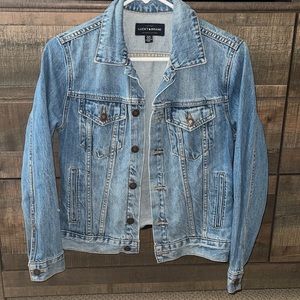 Light Wash Jean Jacket !